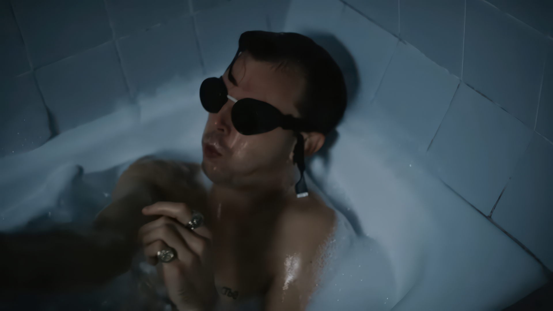 Hurts, Wings