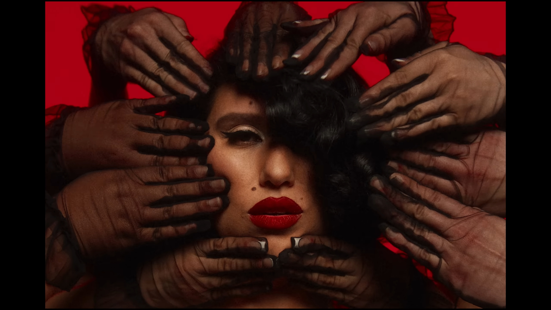 Raye, Genesis
